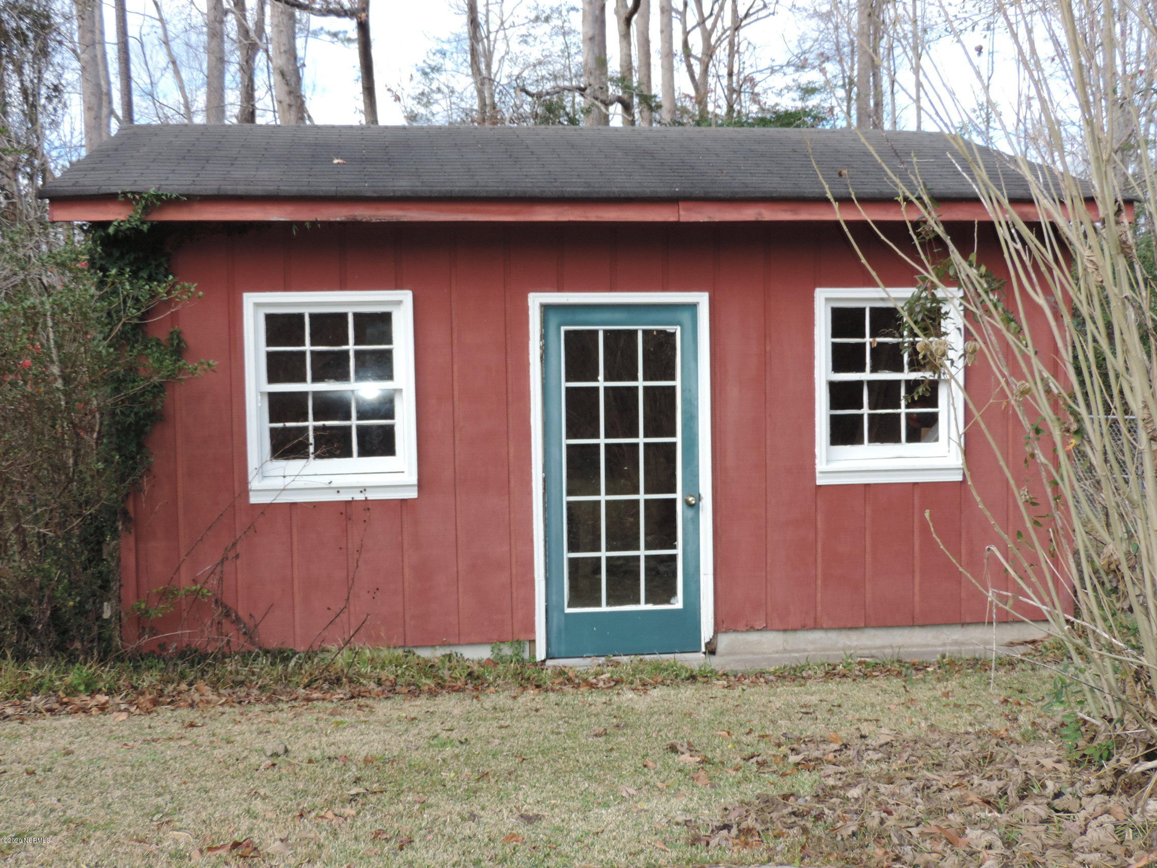 411 Flanners Beach Road New Bern, NC 28560 - Photo 39 of 44 work shop/shed
