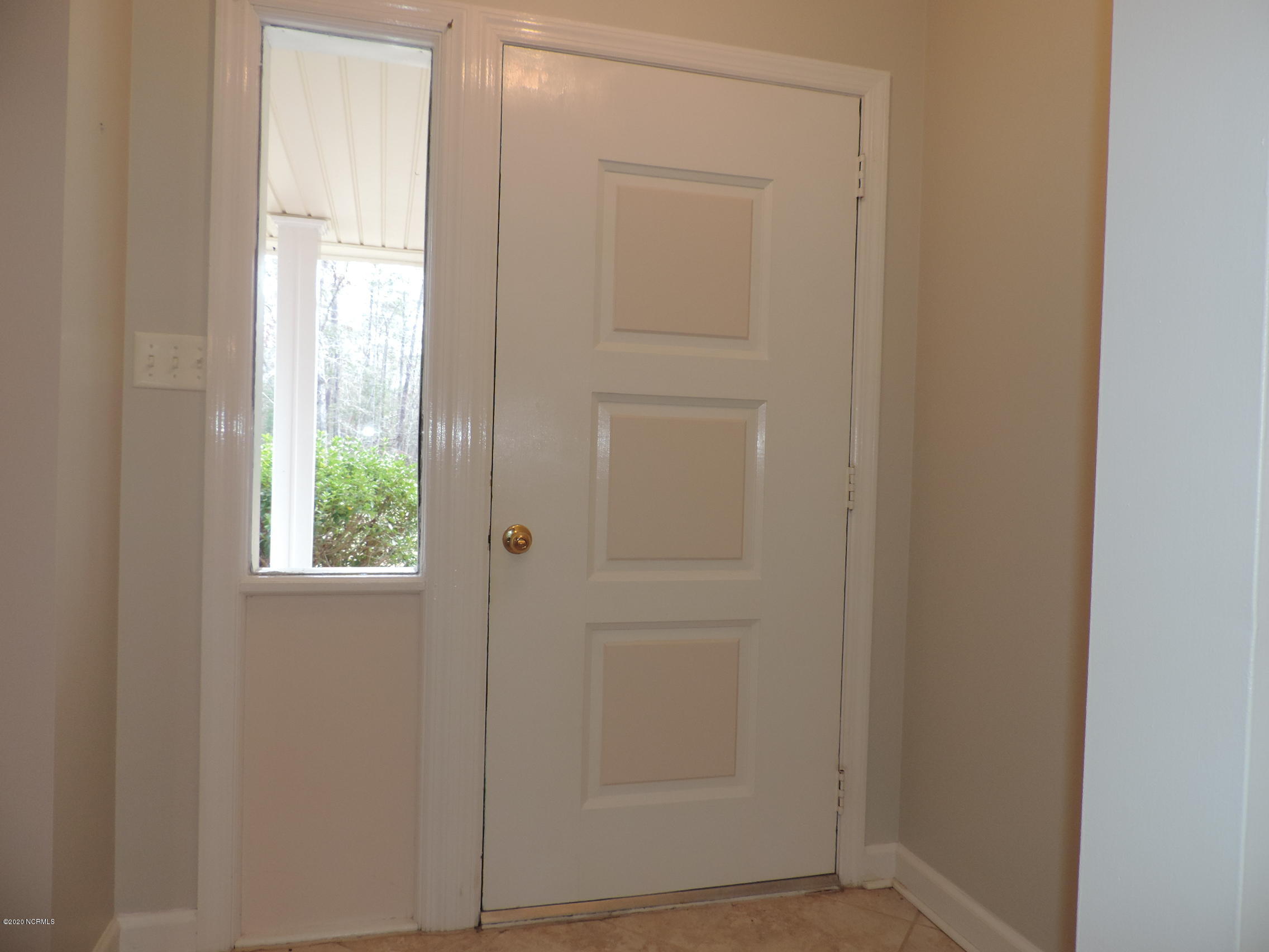 411 Flanners Beach Road New Bern, NC 28560 - Photo 4 of 44 foyer