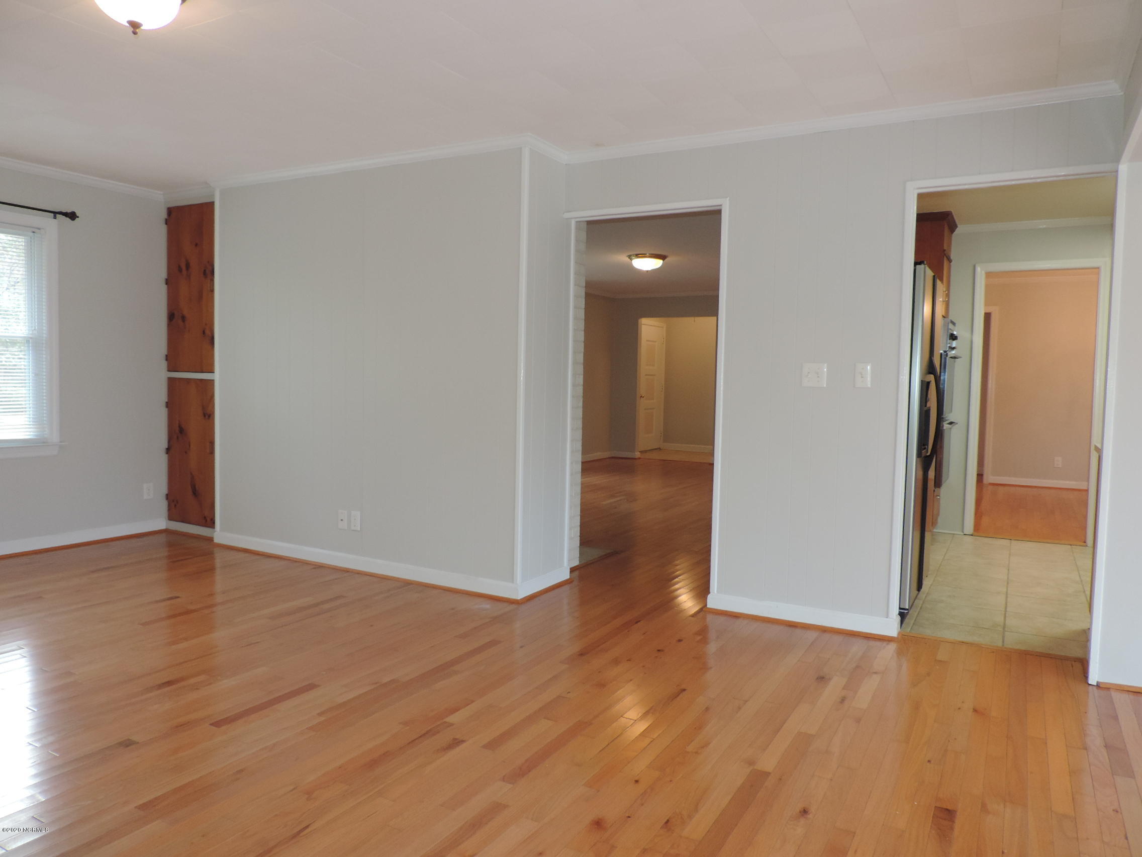 411 Flanners Beach Road New Bern, NC 28560 - Photo 10 of 44 FR w/kitchen to the right