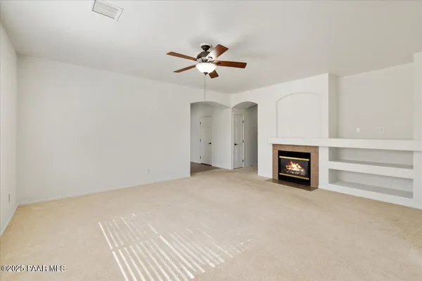 a view of empty room with a ceiling fan