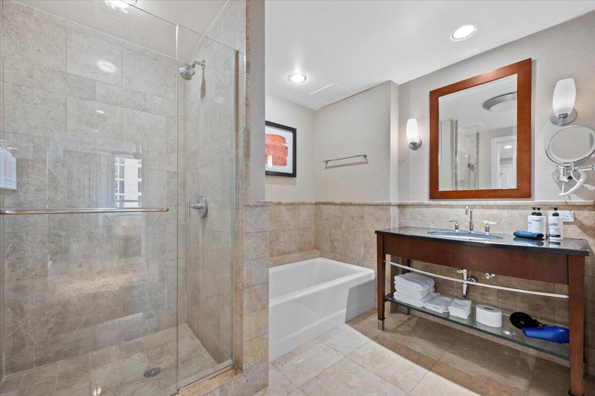 3800 North Ocean Drive, Unit 710 Singer Island, FL 33404 - Photo 19 of 32 710 bath 1