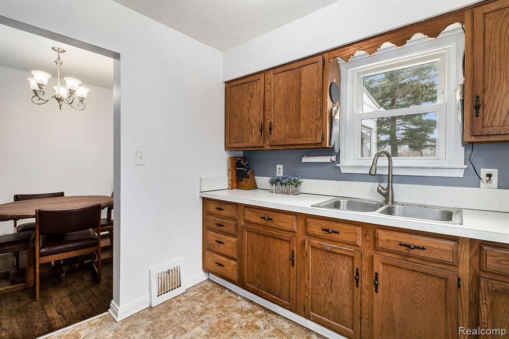 329 Maple Street Howell, MI 48843 - Photo 4 of 28 Gallery Image 4