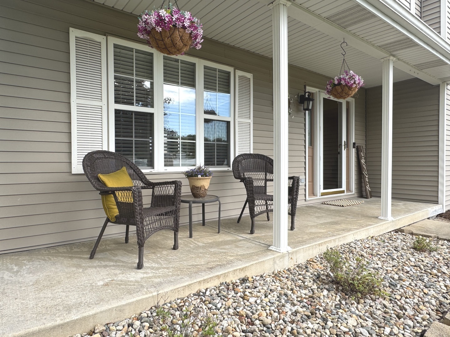 2041 Bluff Road South Kankakee, IL 60901 - Photo 3 of 39 a view of a house with sitting area
