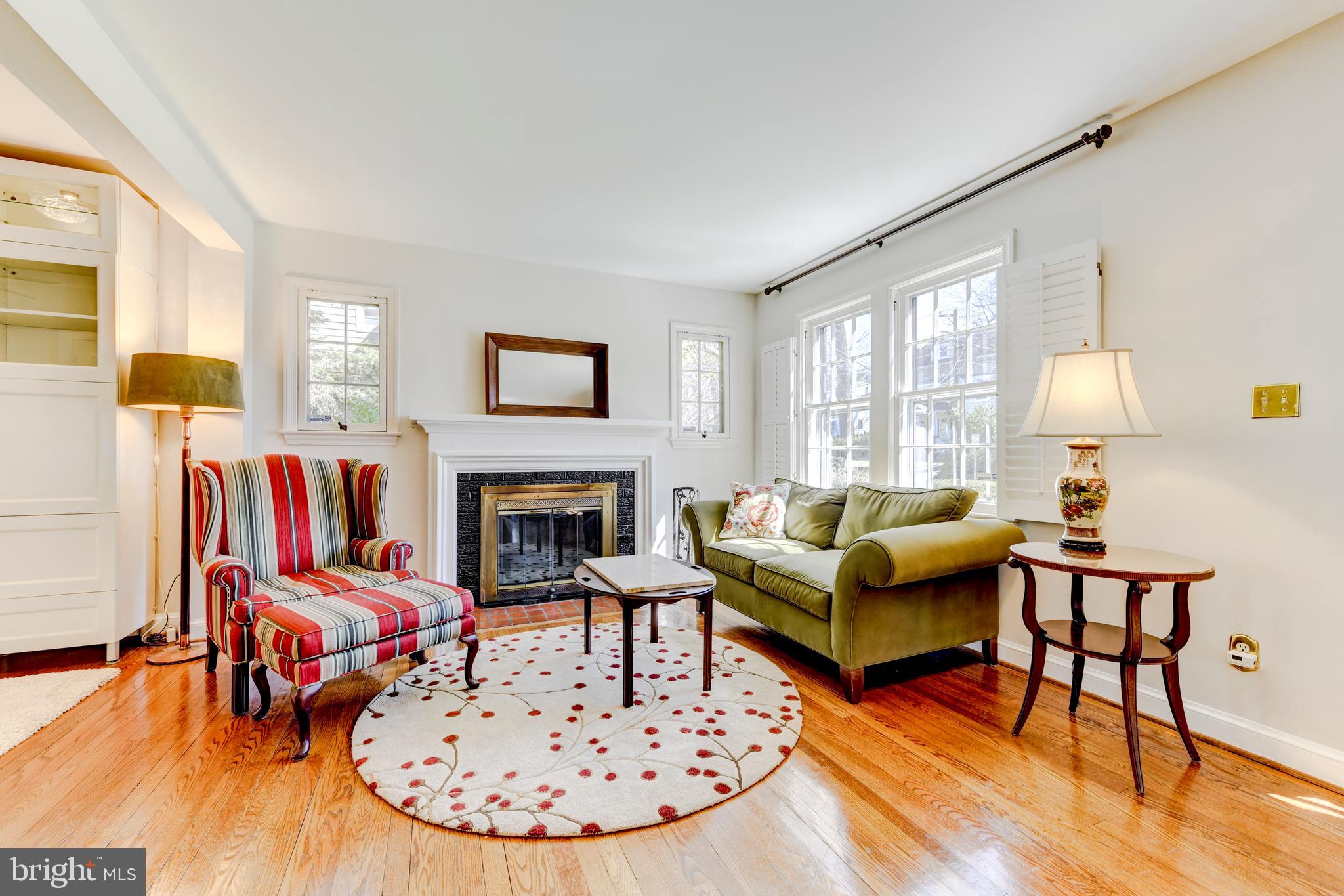 4545 South Chelsea Lane Bethesda, MD 20814 - Photo 2 of 32 Bright and sunny Living Room