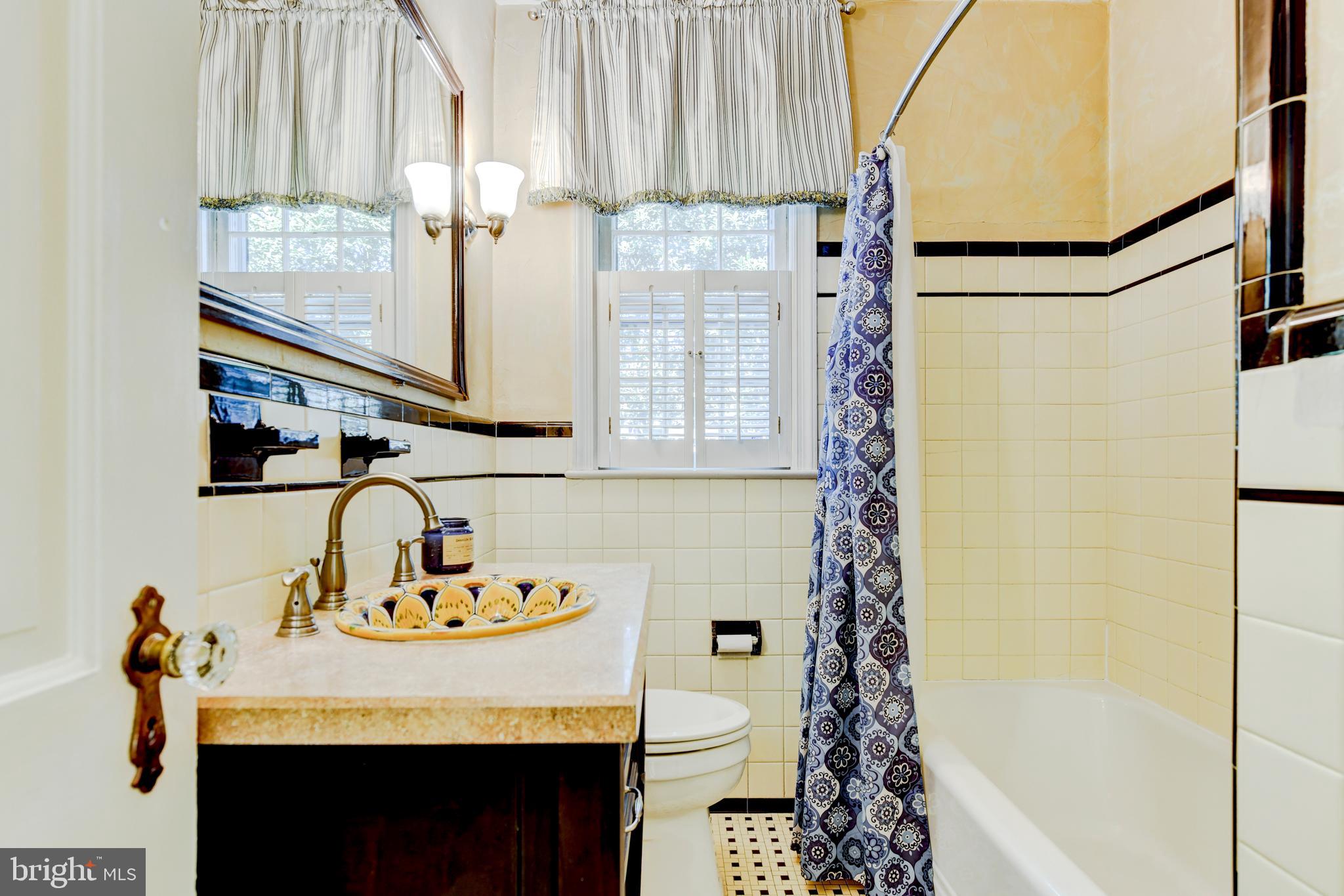 4545 South Chelsea Lane Bethesda, MD 20814 - Photo 12 of 32 1st Floor Bath with tub