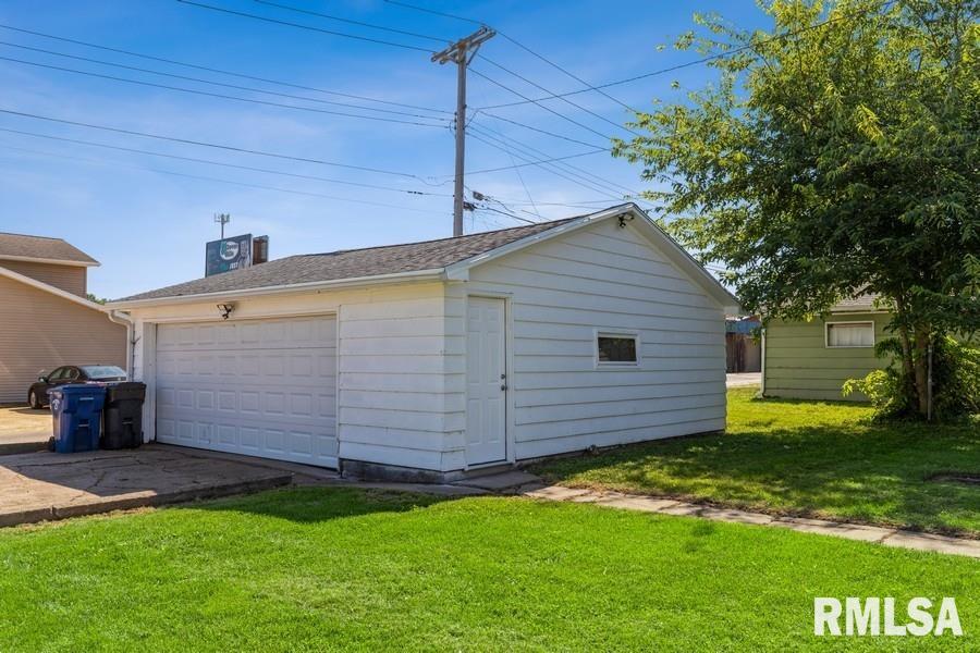 1431 Pershing Boulevard Clinton, IA 52732 - Photo 4 of 15 Gallery Image 4