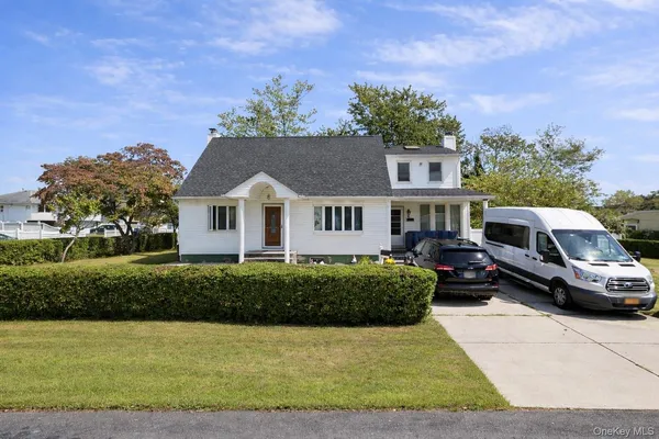 $2,450 | 927 Jackson Avenue, Lindenhurst, NY 11757