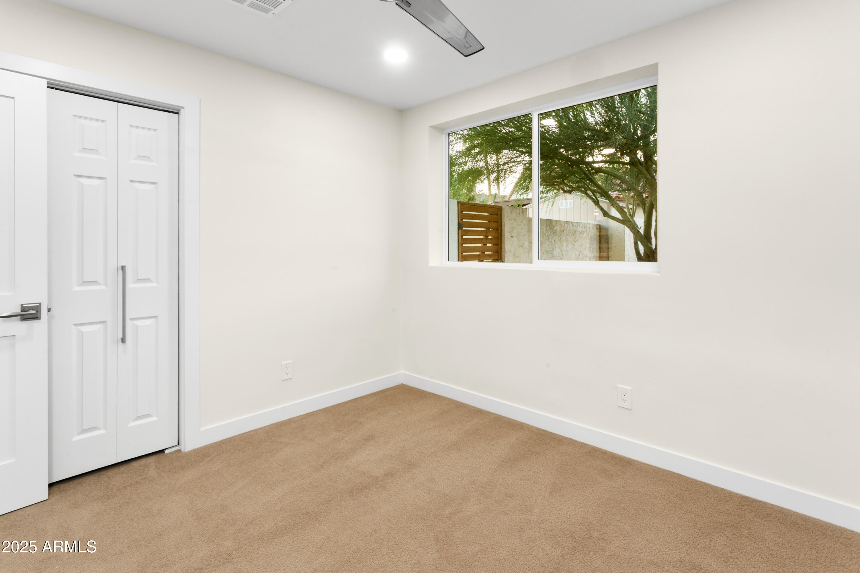 2273 East Clinton Street Phoenix, AZ 85028 - Photo 17 of 30 an empty room with windows