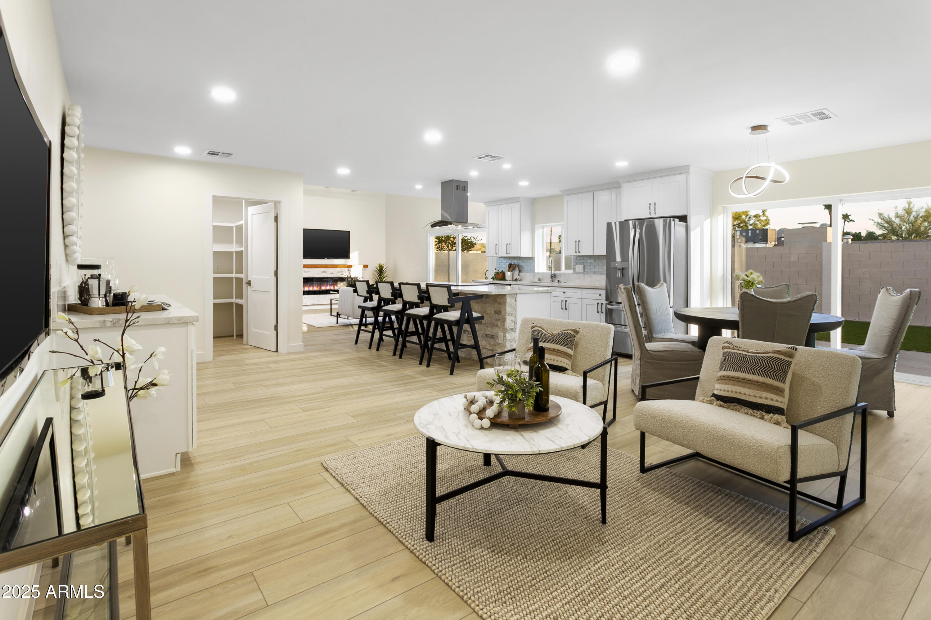 2273 East Clinton Street Phoenix, AZ 85028 - Photo 7 of 30 a living room with furniture and kitchen view