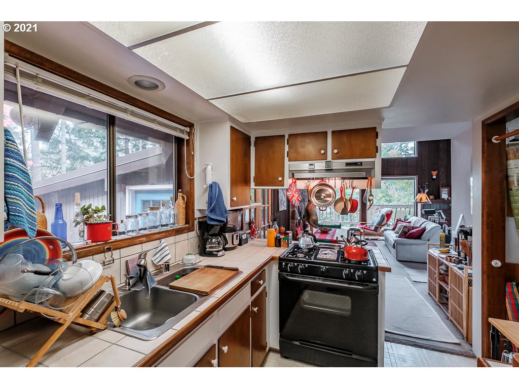 4580 Old Dillard Road Eugene, OR 97405 - Photo 11 of 29 a kitchen with lots of counter top space