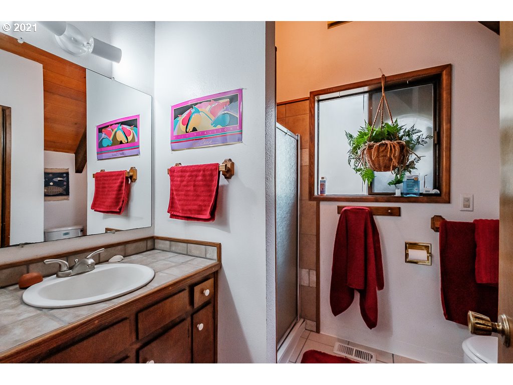 4580 Old Dillard Road Eugene, OR 97405 - Photo 18 of 29 a bathroom with a sink and a mirror