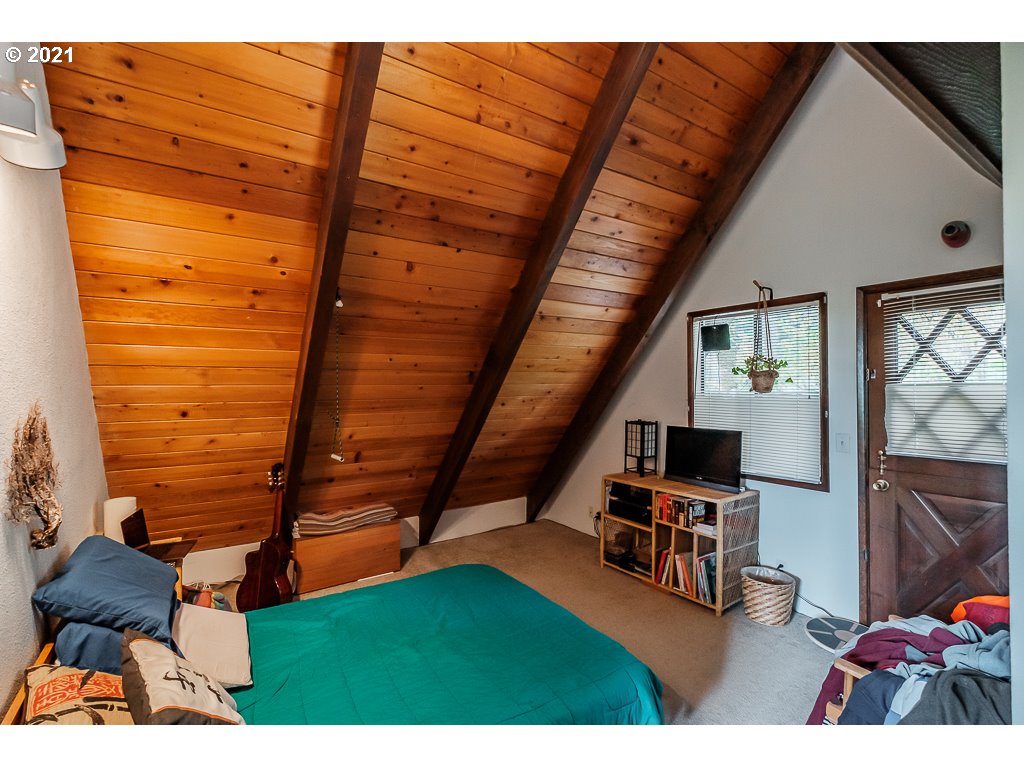 4580 Old Dillard Road Eugene, OR 97405 - Photo 19 of 29 a view of entryway and hall with wooden floor
