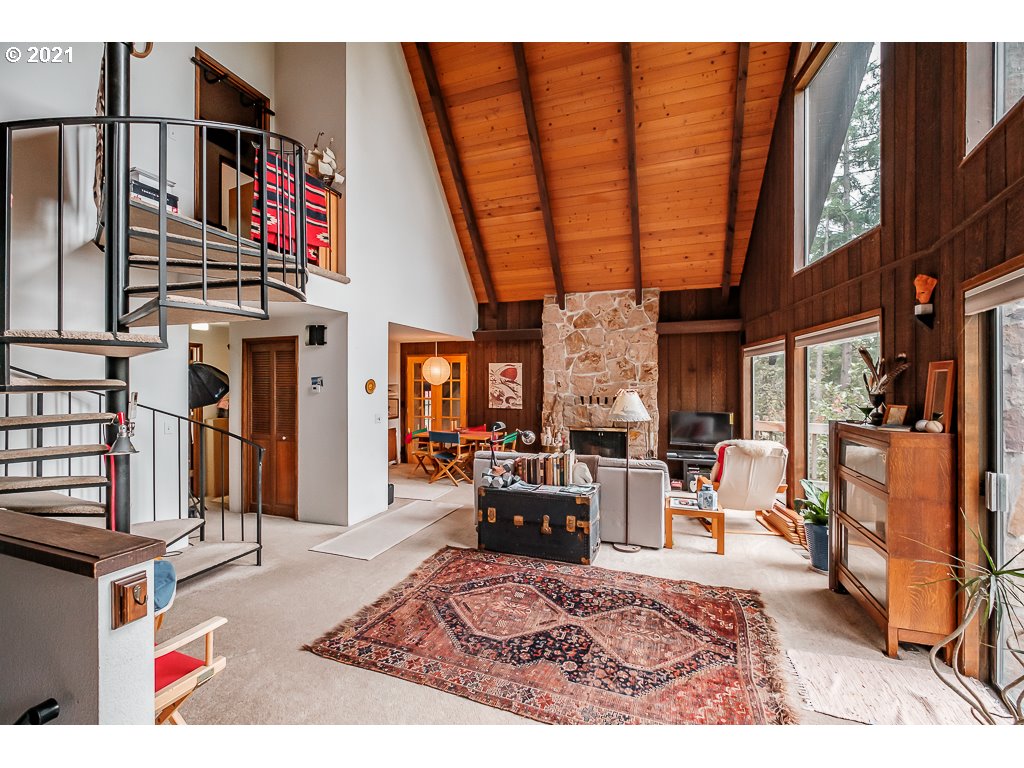 4580 Old Dillard Road Eugene, OR 97405 - Photo 3 of 29 a living room with furniture