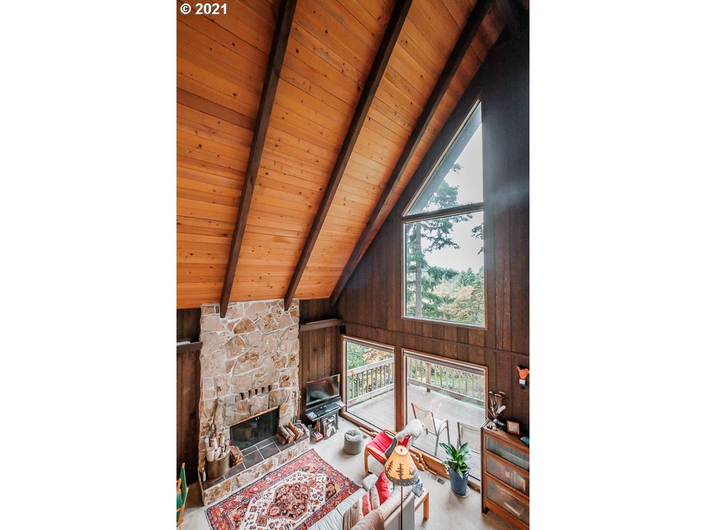 4580 Old Dillard Road Eugene, OR 97405 - Photo 22 of 29 a living room with furniture and a gate