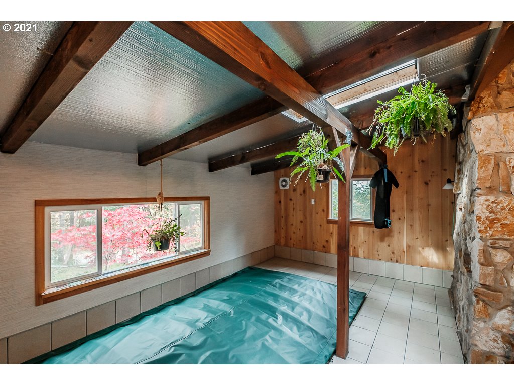 4580 Old Dillard Road Eugene, OR 97405 - Photo 23 of 29 a view of an entryway