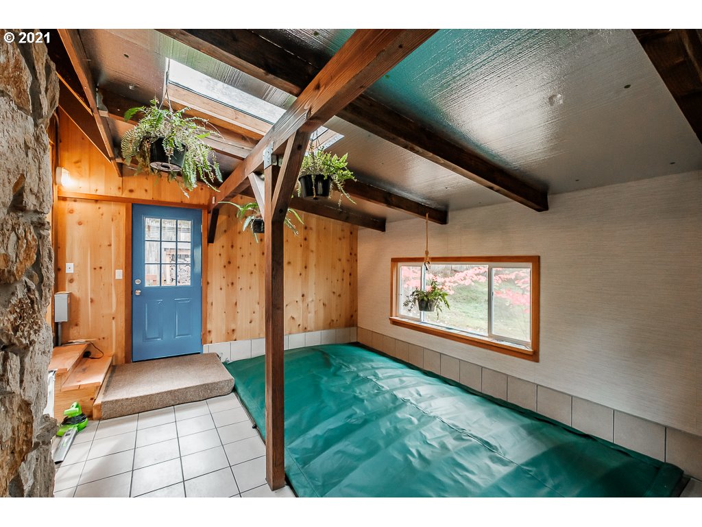 4580 Old Dillard Road Eugene, OR 97405 - Photo 24 of 29 a view of an entryway