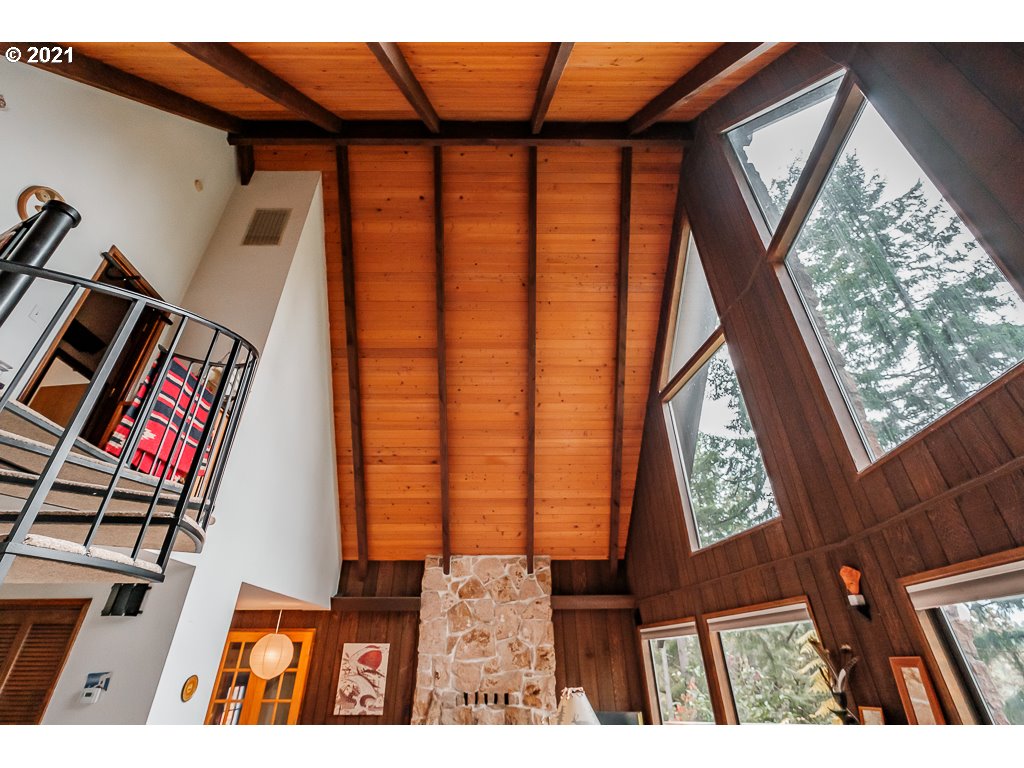 4580 Old Dillard Road Eugene, OR 97405 - Photo 8 of 29 a view of an entryway