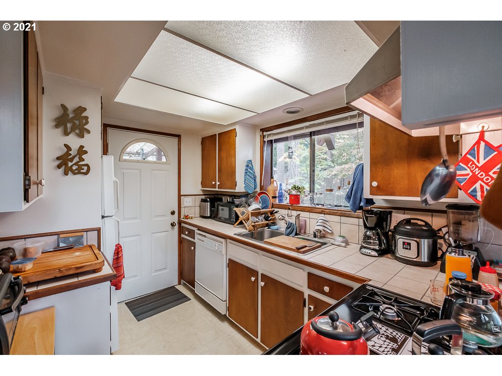 4580 Old Dillard Road Eugene, OR 97405 - Photo 10 of 29 a kitchen with stainless steel appliances a sink stove and window