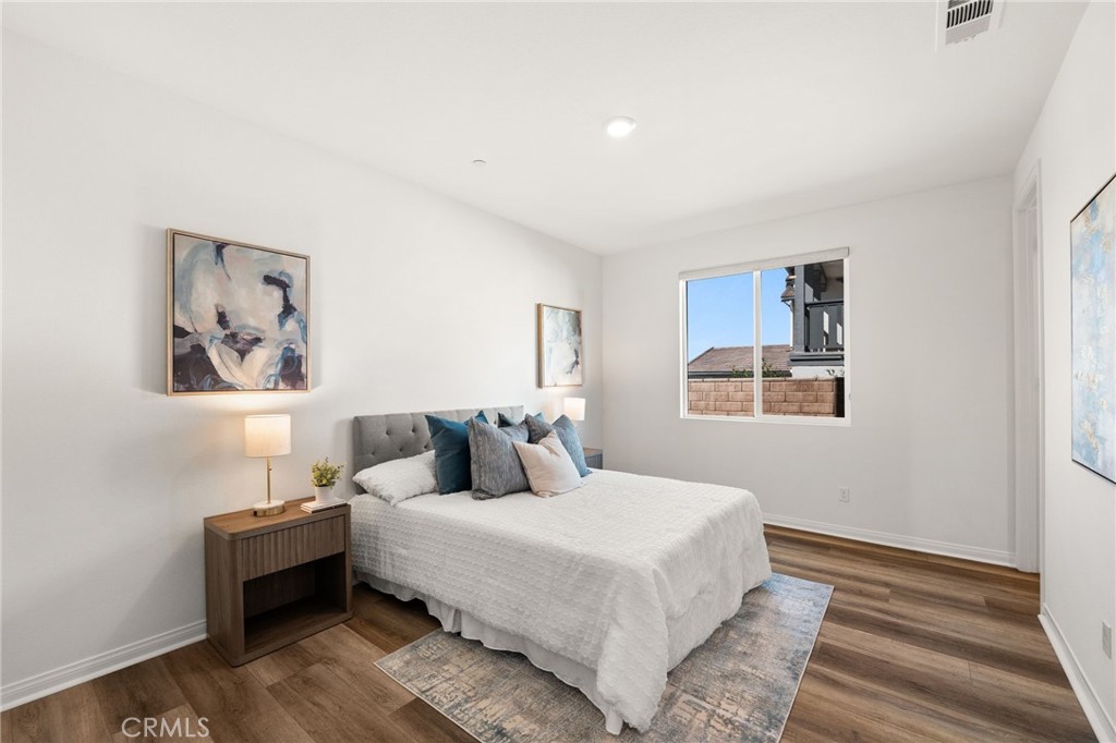 32448 Toyon Road Temecula, CA 92591 - Photo 20 of 72 a bedroom with a bed and a painting on the wall