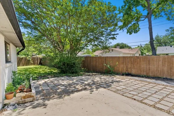 a view of a backyard
