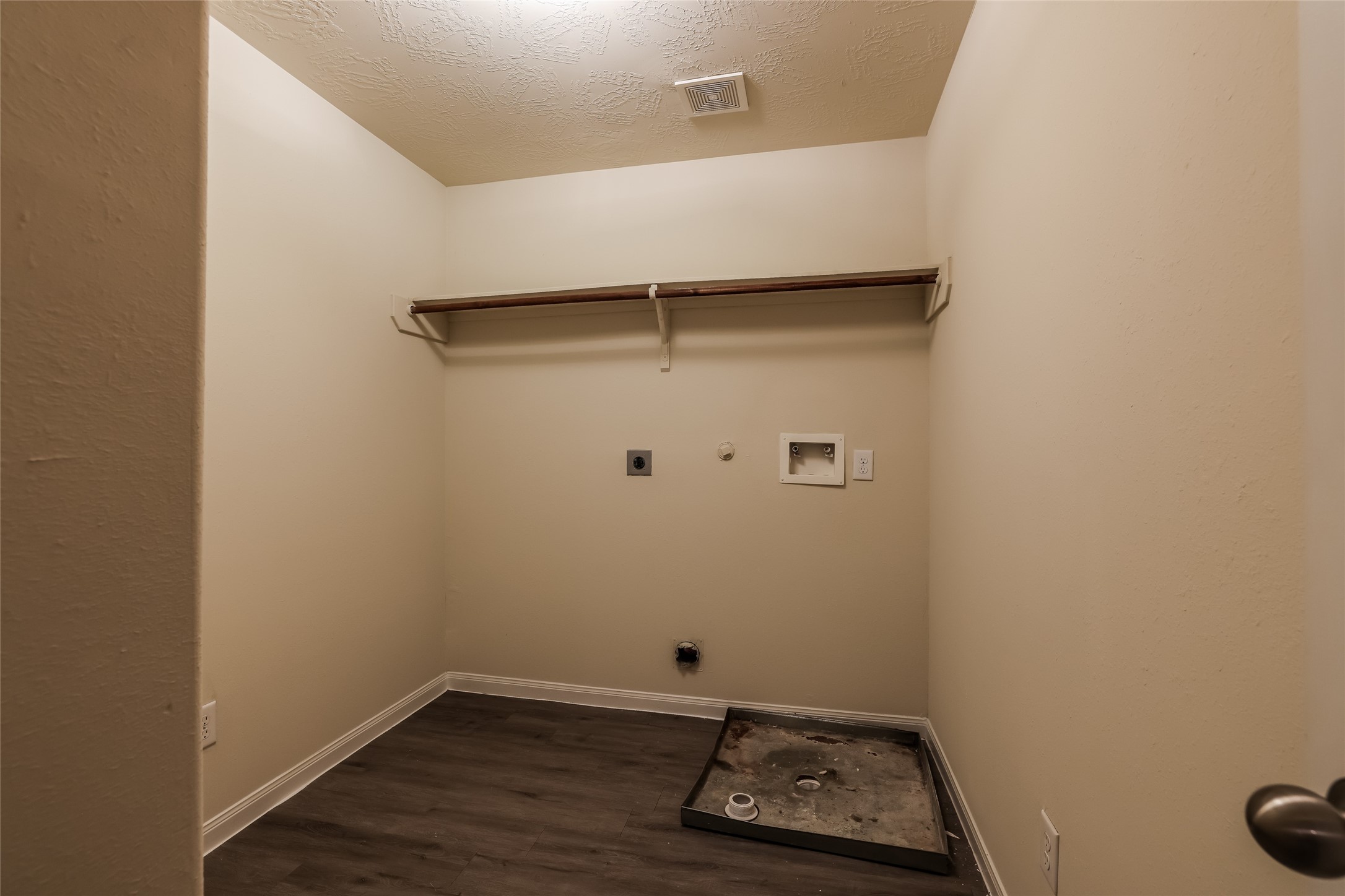 12716 Rio Nueces Lane Rosharon, TX 77583 - Photo 12 of 16 Photos may be representative of the floor plan and not the exact home. Finishes, layout, and features of the actual property for lease may vary.