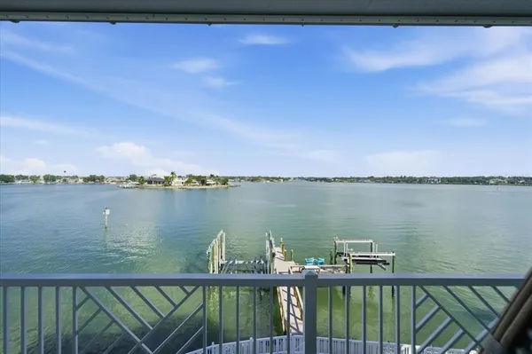 a view of a livingroom with walk in closet