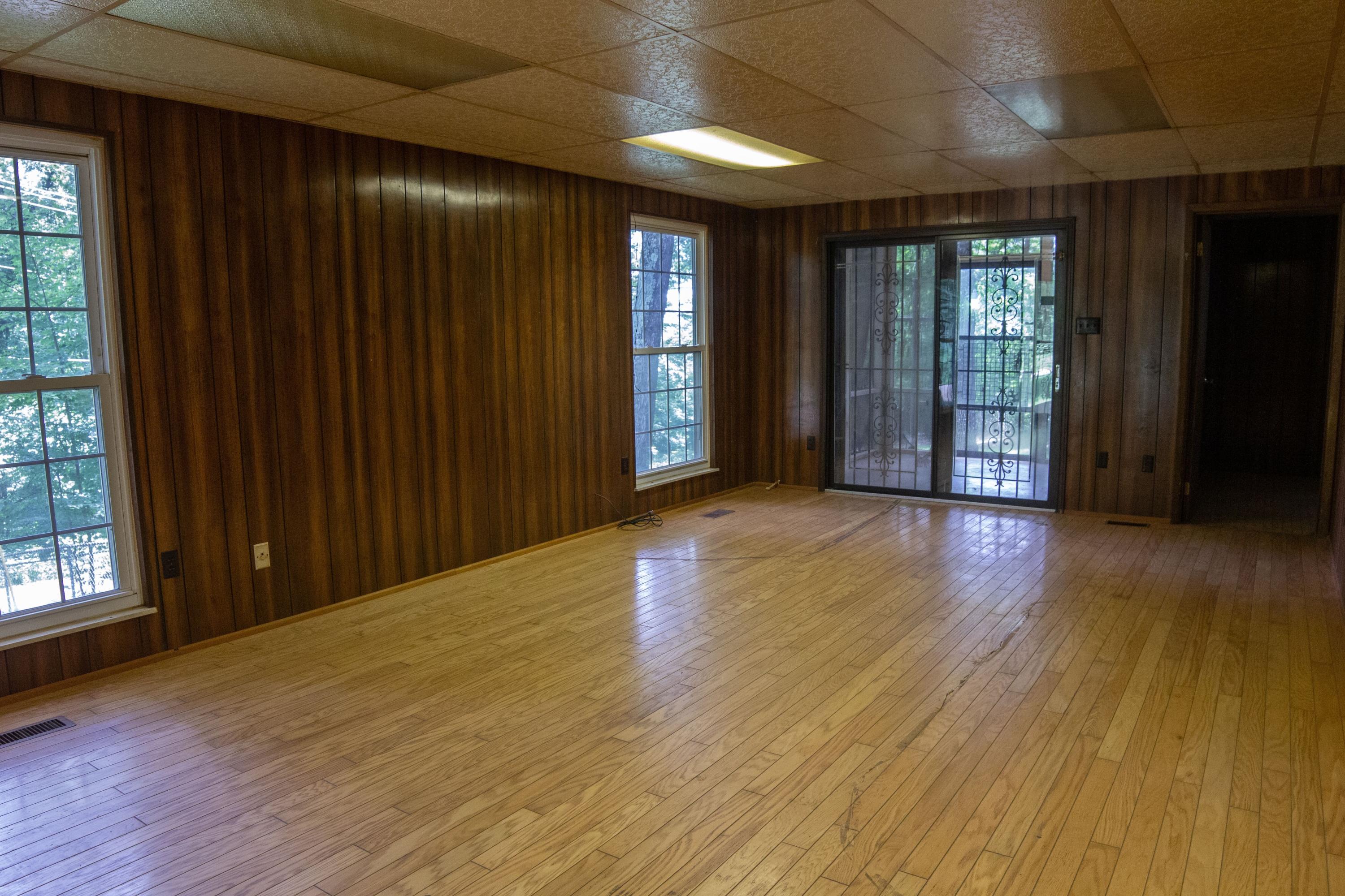 3207 Clear Springs Road Mascot, TN 37806 - Photo 7 of 19 Large family room opens to screened porc