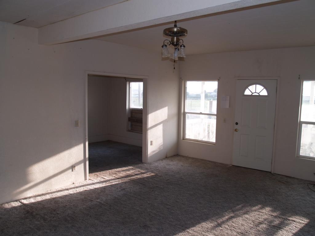 1921 Fordyce Road Sunnyside, WA 98944 - Photo 6 of 9 a view of empty room and window