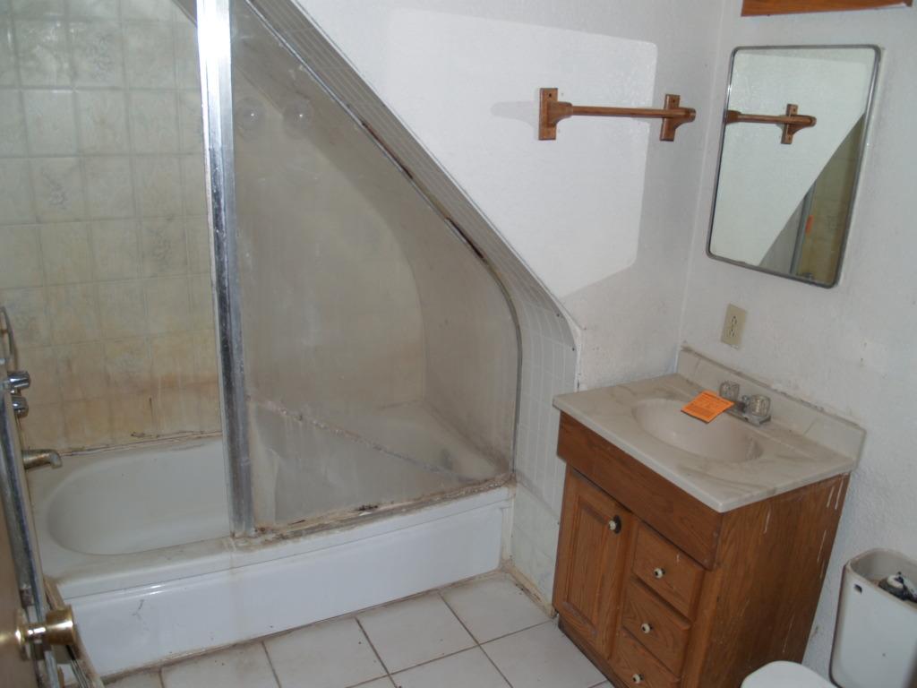 1921 Fordyce Road Sunnyside, WA 98944 - Photo 7 of 9 a bathroom with a bathtub sink and mirror
