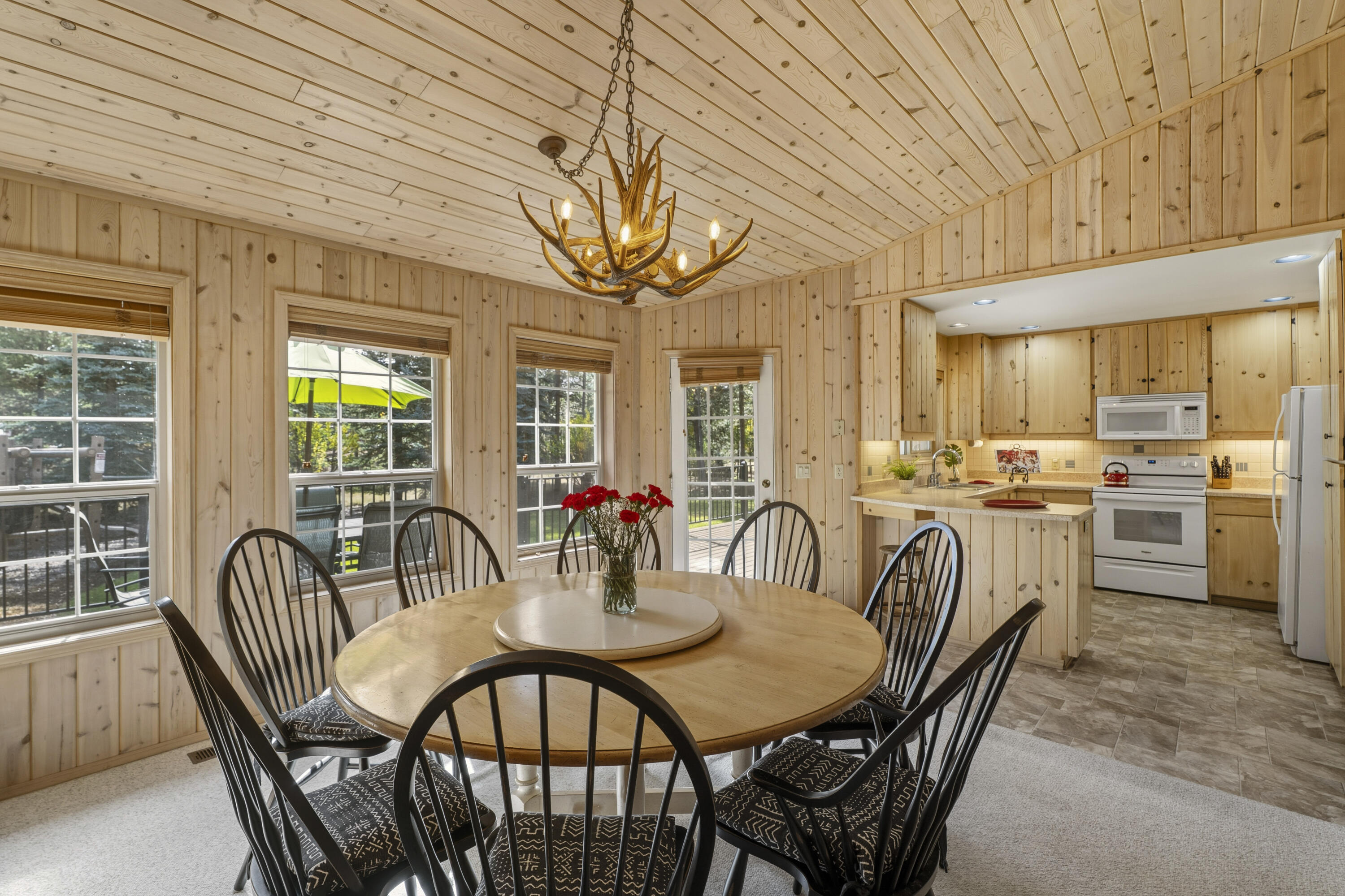 18221 Oregon Loop, Unit 40 Sunriver, OR 97707 - Photo 7 of 27 Dining are to kitchen