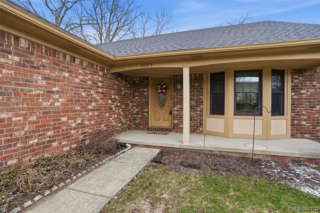 1669 Snowden Circle Rochester Hills, MI 48306 - Photo 4 of 32