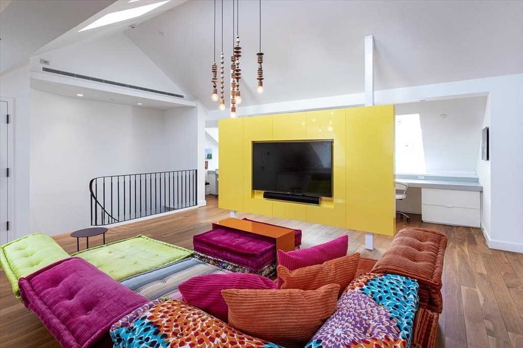 21 Chestnut Street Boston, MA 02108 - Photo 22 of 24 a living room with furniture and a flat screen tv