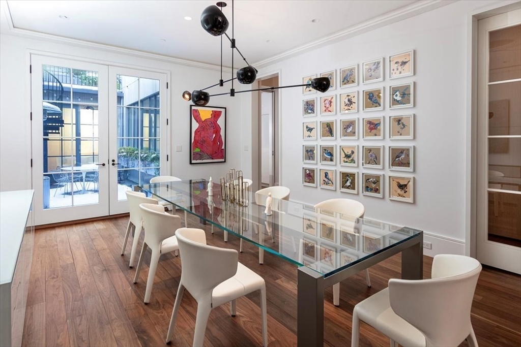 21 Chestnut Street Boston, MA 02108 - Photo 4 of 24 a dining room with furniture and window