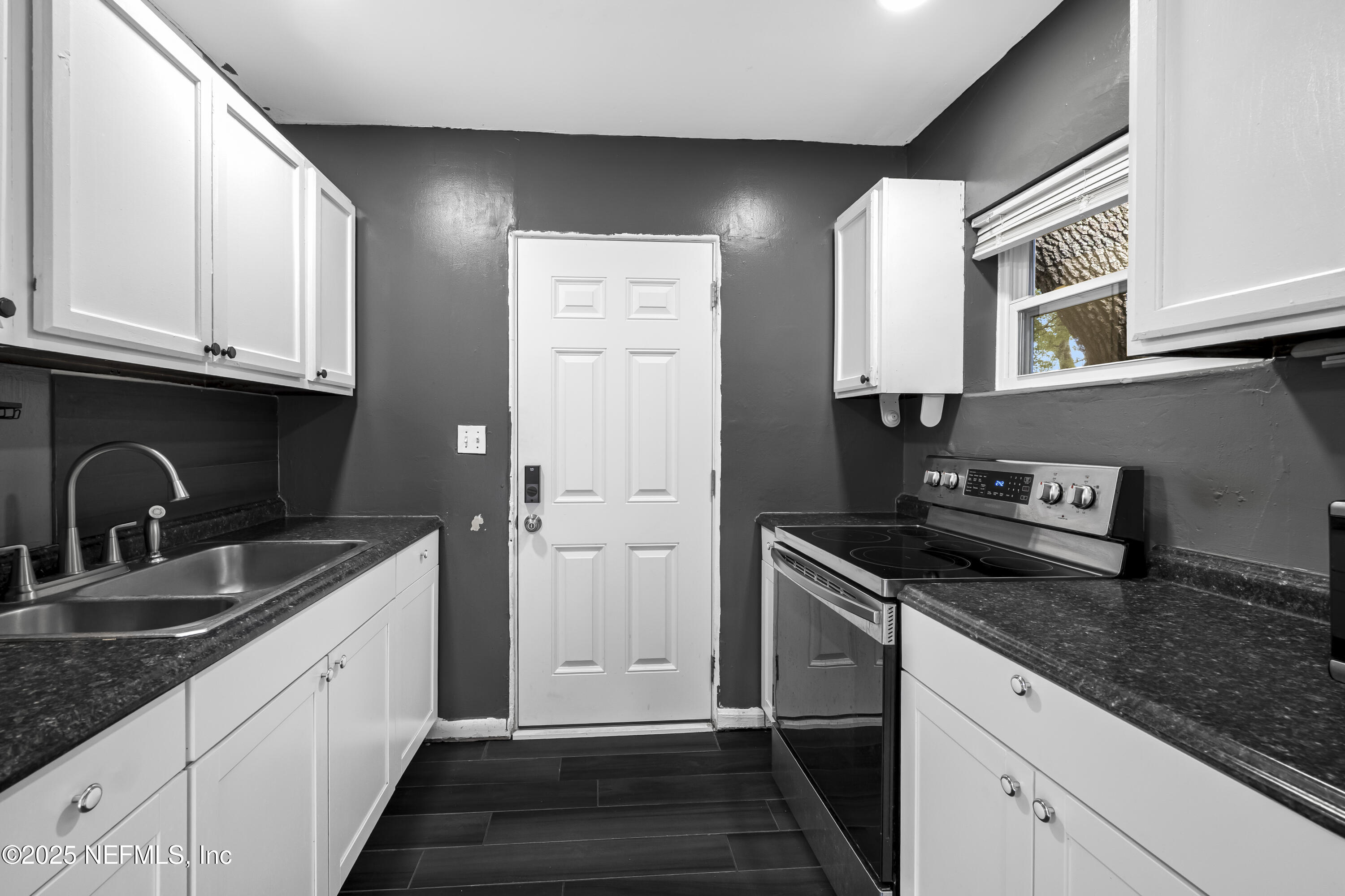 3933 Abby Lane Jacksonville, FL 32207 - Photo 9 of 19 Kitchen