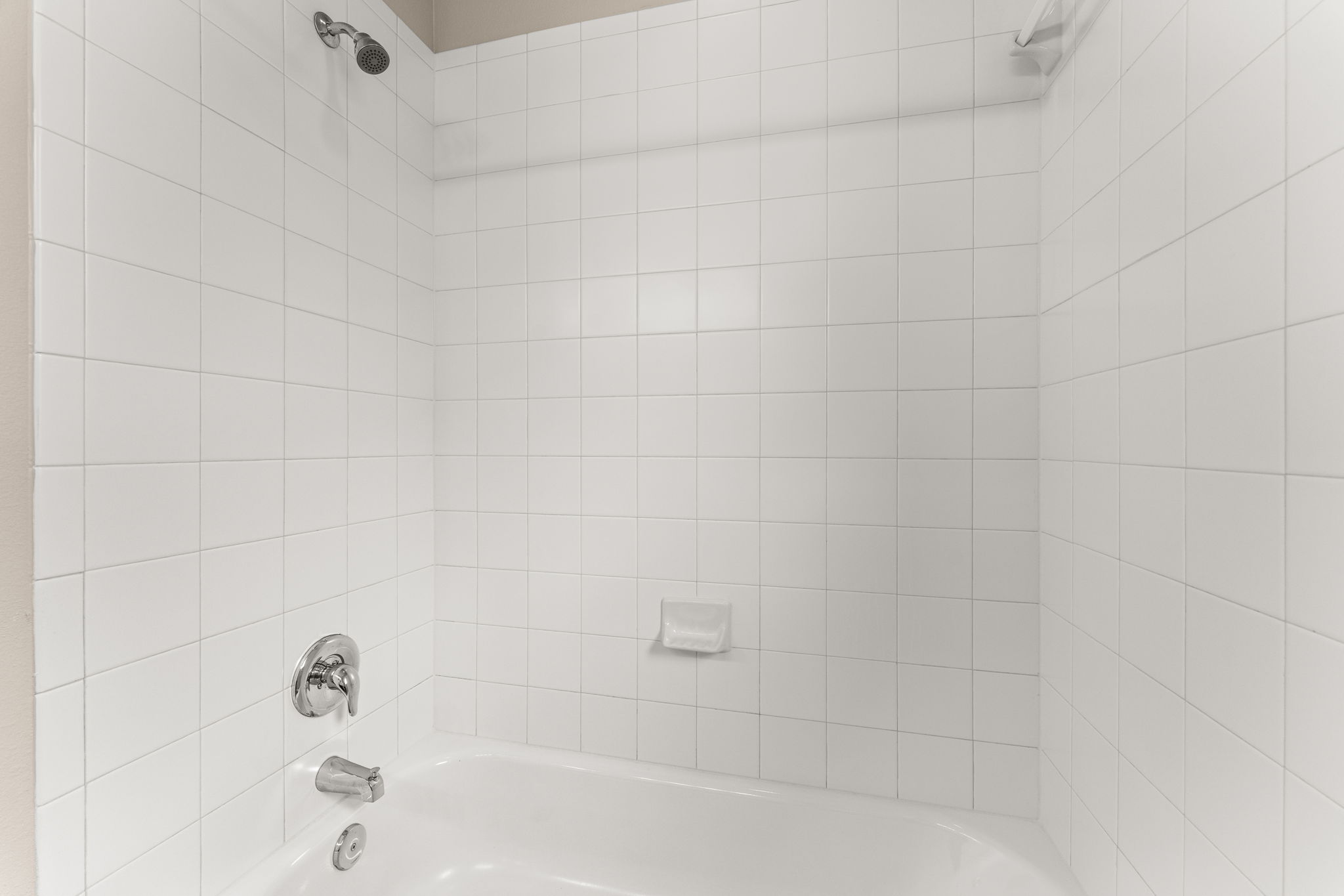 6814 East Riverside Drive, Unit 21 Austin, TX 78741 - Photo 22 of 35 a bathroom with a bathtub