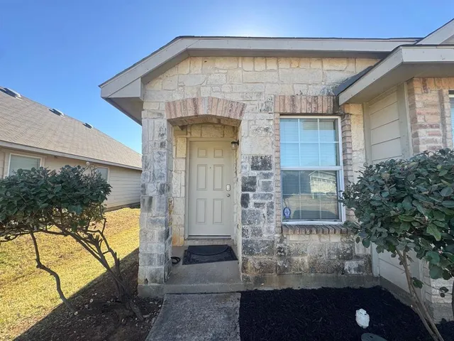 $1,795 | 220 Cres Ridge Drive, Fort Worth, TX 76140