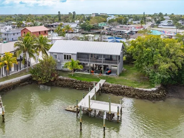 $1,250,000 | 230 Harbor Place North, Goodland, FL 34140