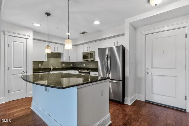 $2,550 | 222 Glenwood Avenue, Unit 513, Raleigh, NC 27603