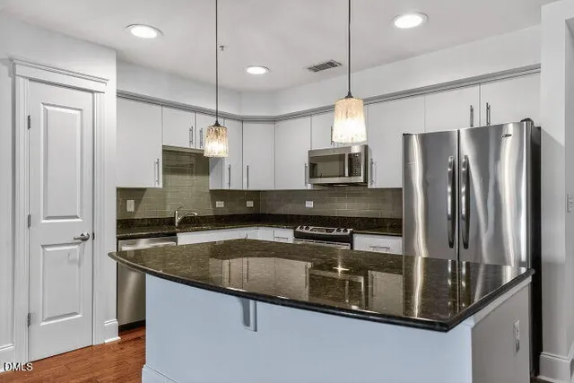 $2,550 | 222 Glenwood Avenue, Unit 513, Raleigh, NC 27603