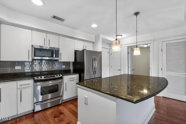 $2,550 | 222 Glenwood Avenue, Unit 513, Raleigh, NC 27603