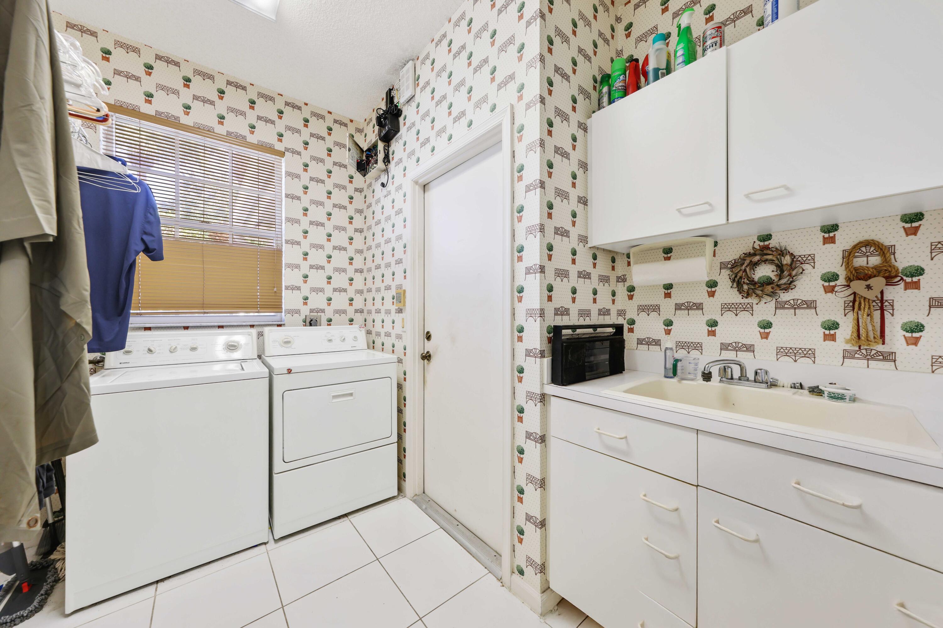 2502 Northwest 66th Drive Boca Raton, FL 33496 - Photo 24 of 33 2502 NW 66th Dr - Laundry