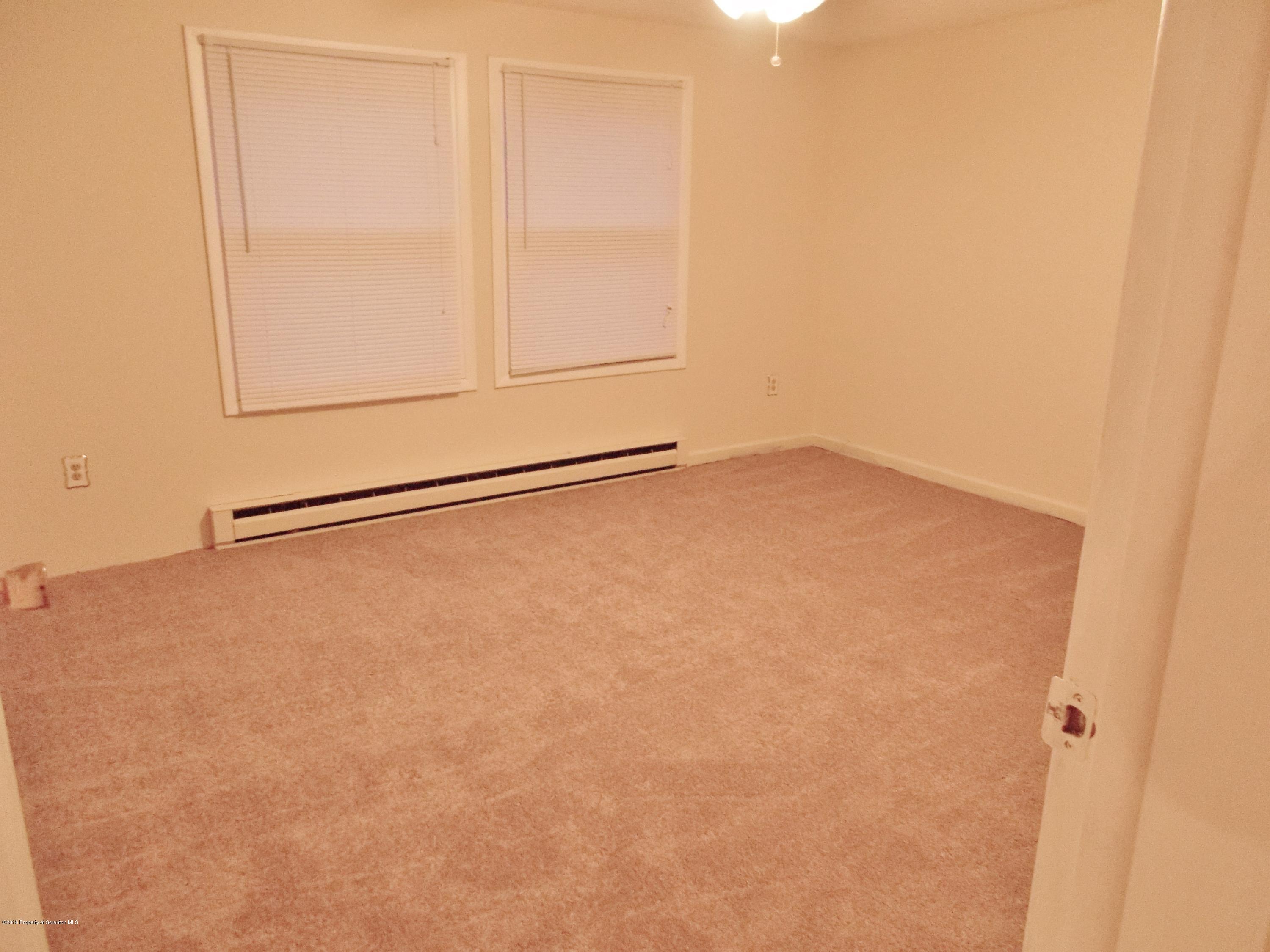 6 Watrees Rd Spring Brook Springfield, NJ 07081 - Photo 11 of 23 an empty room