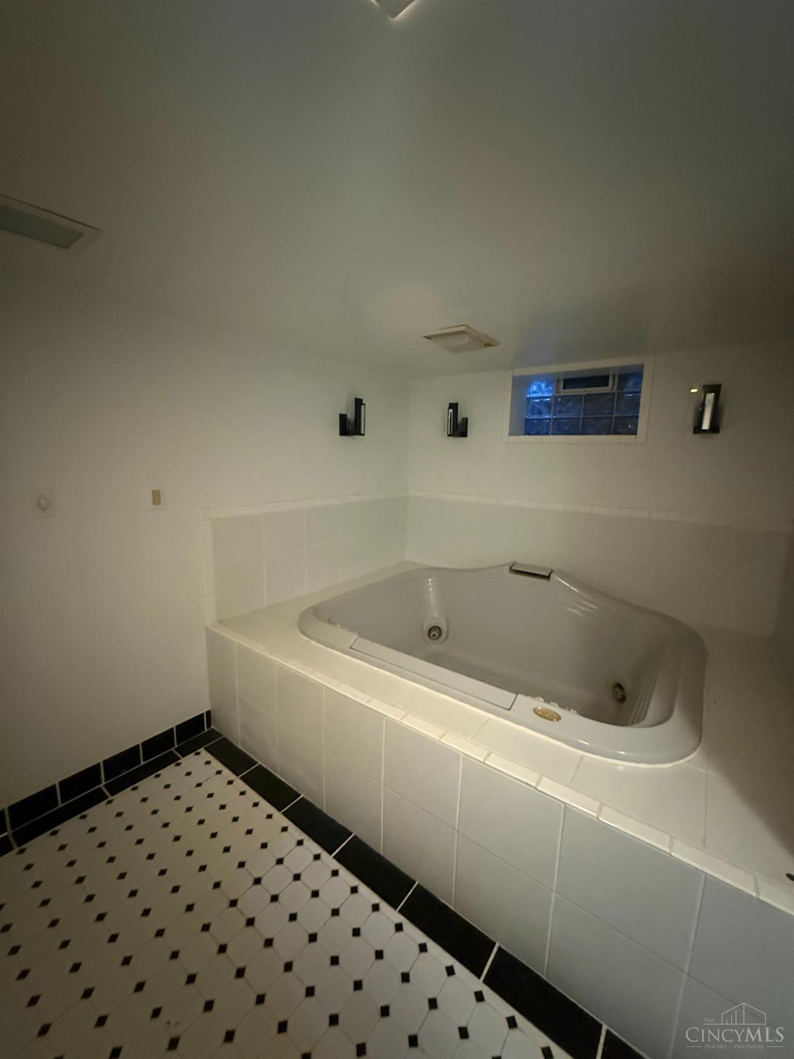 7609 Forest Road Cincinnati, OH 45230 - Photo 15 of 28 Gallery Image 15