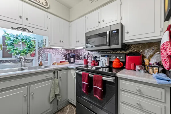 $85,000 | 806 West Michigan Avenue, Unit 205E, Jackson, MI 49202