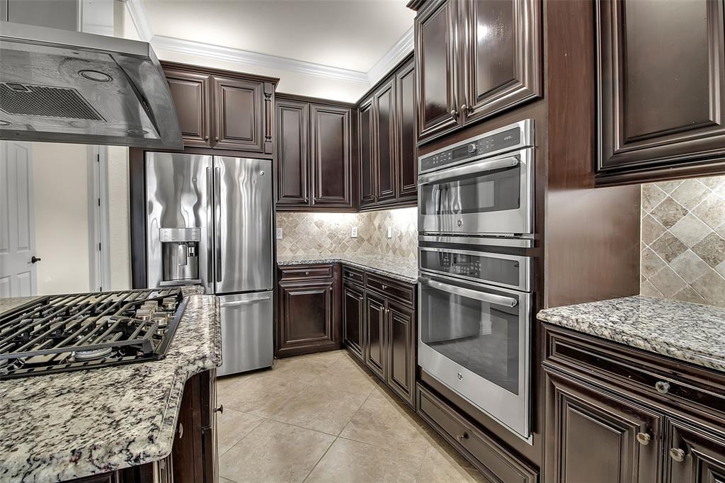 5609 Arnie Loop Lakewood Ranch, FL 34211 - Photo 20 of 64 a kitchen with granite countertop a refrigerator and stove