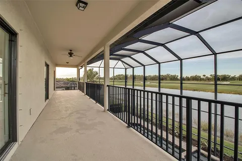 a view of a back yard