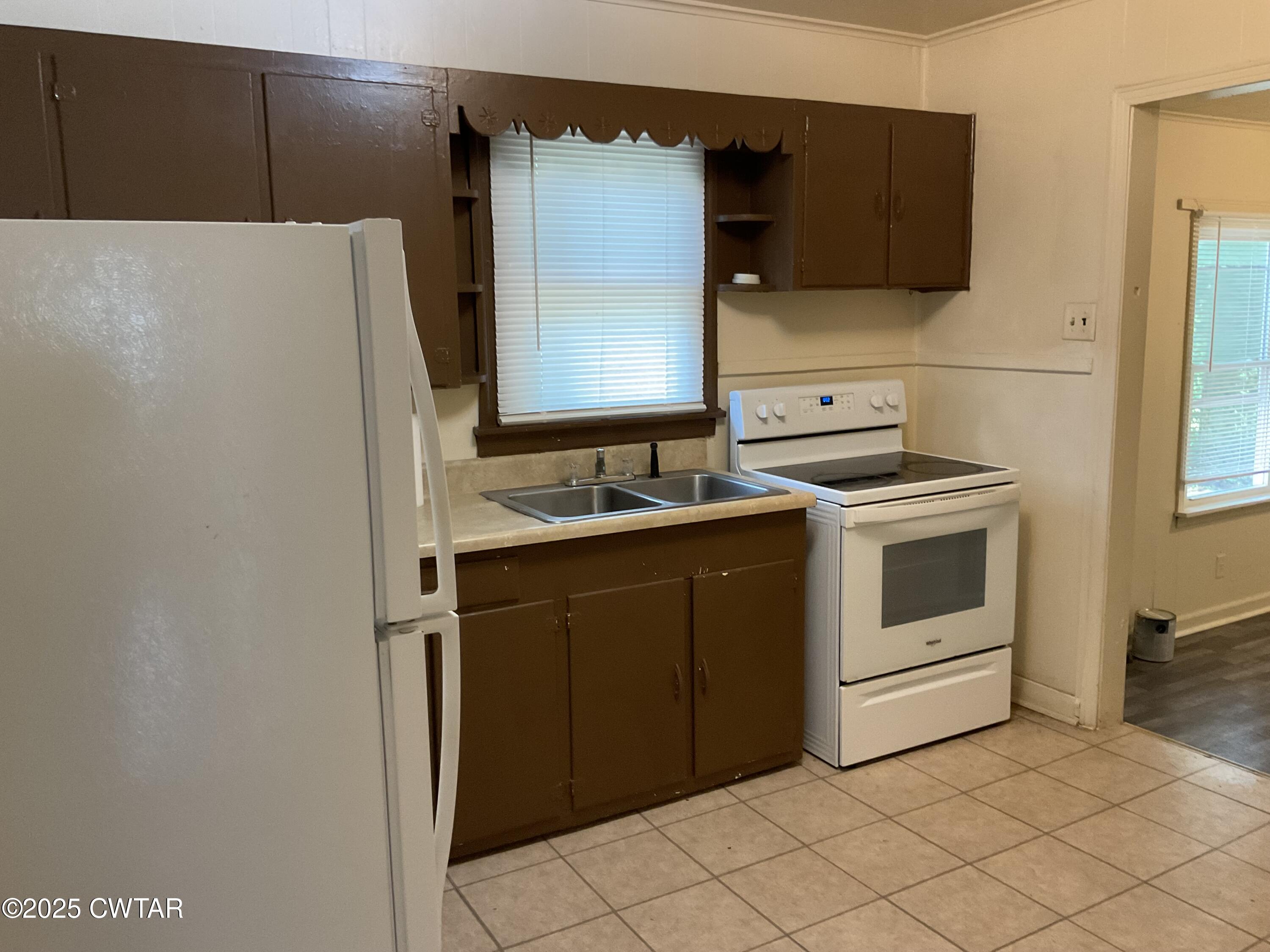 124 Muse Street Jackson, TN 38301 - Photo 4 of 14 a kitchen with a stove and a microwave