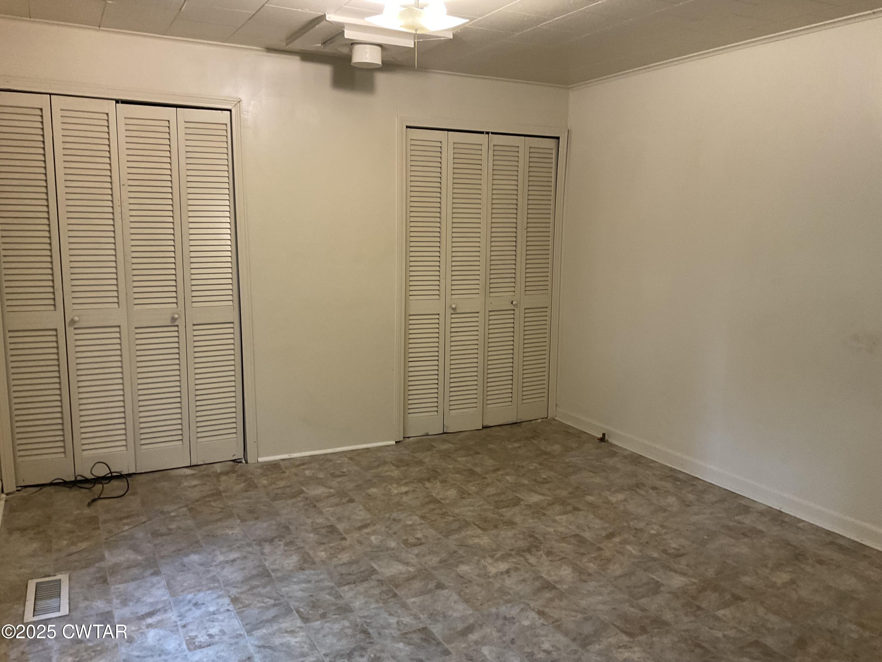 124 Muse Street Jackson, TN 38301 - Photo 6 of 14 an empty room with an entryway