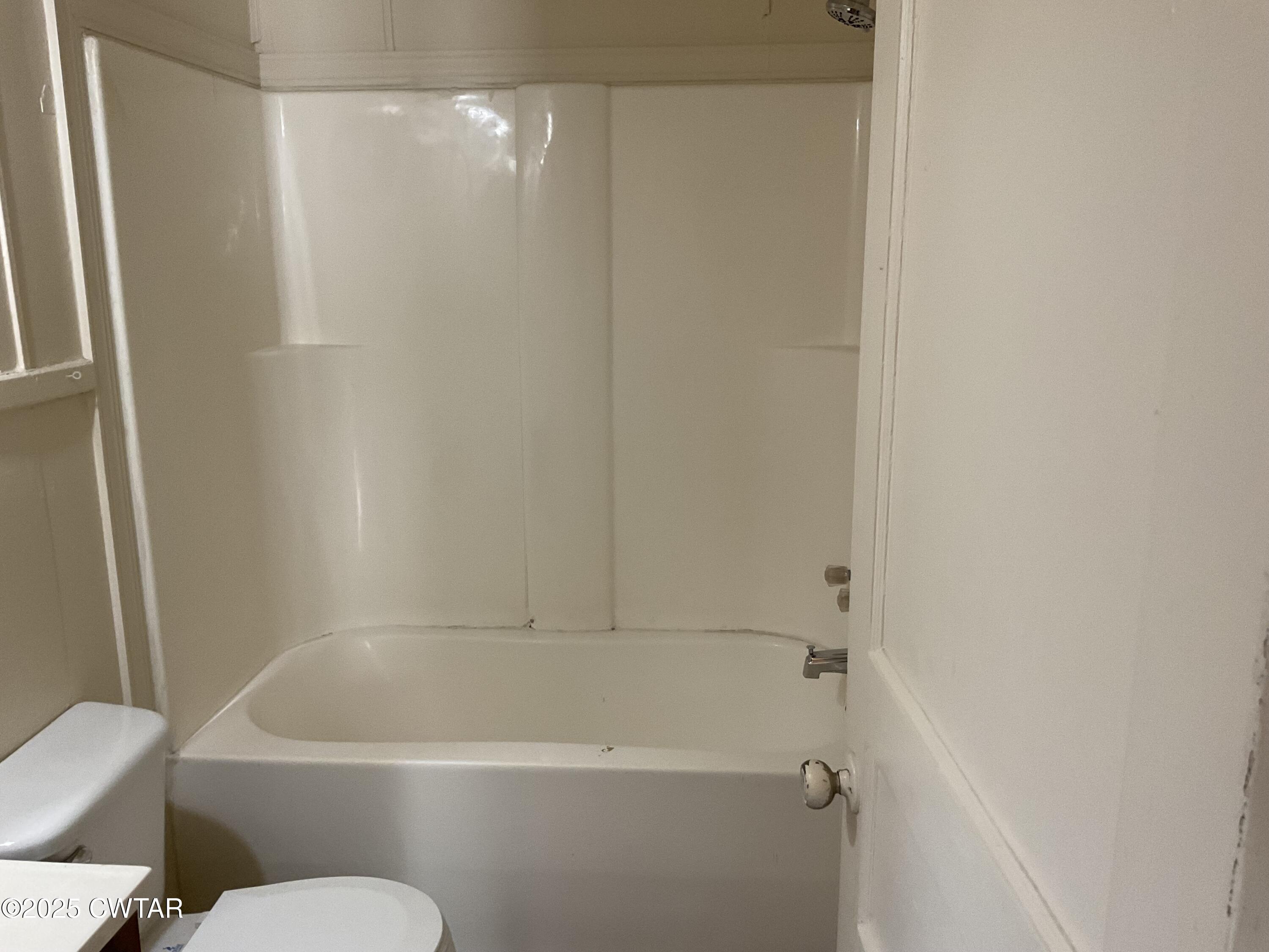 124 Muse Street Jackson, TN 38301 - Photo 10 of 14 a bathroom with a tub and a shower