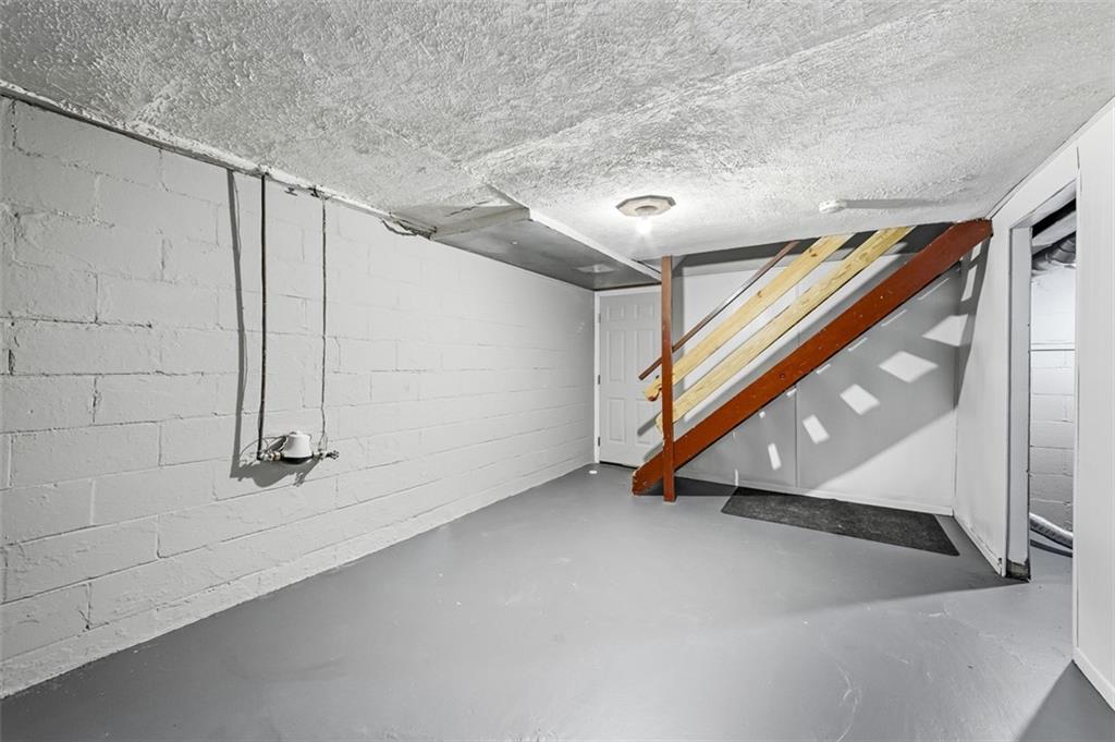 359 Hochberg Road Monroeville, PA 15146 - Photo 29 of 30 an empty room with windows